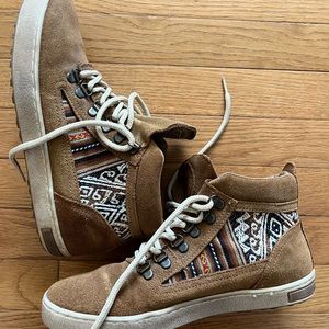 Women’s Inkkas- size 9